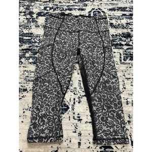 Lululemon Outrun Crop Black Lace Mesh Print Size 6 Capri Pant Pockets EUC